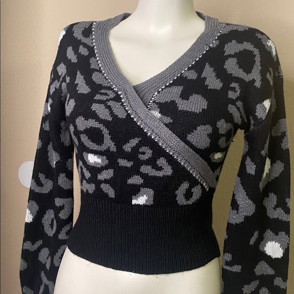 UK2LA Black and Gray leopard cross front Sweater M🖤
